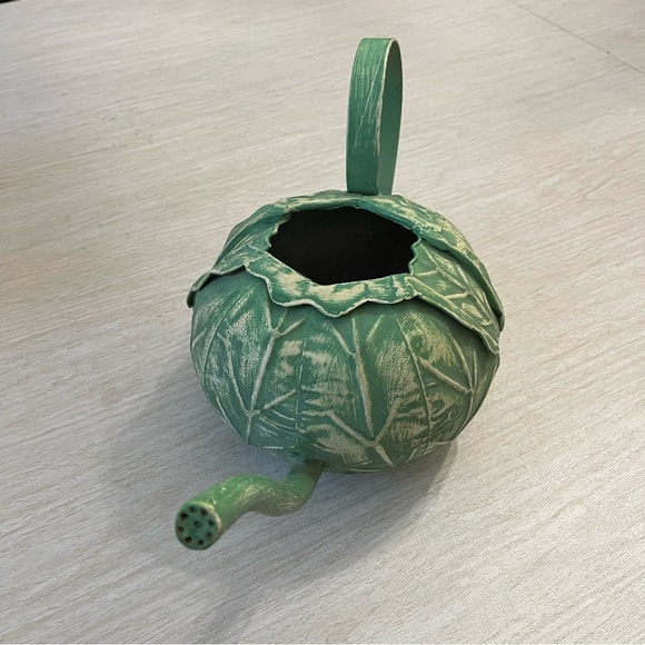Metal Lettuce Leaves looking Watering Can - Picture 5 of 10